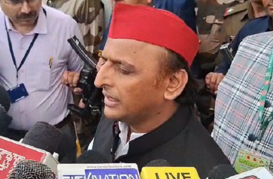 लोकसभा चुनाव 2024 : ‘जन विश्वास रैली’ में शामिल होने के लिए पटना पहुंचे सपा नेता अखिलेश यादव ने सभा में कह दी ऐसी बात।